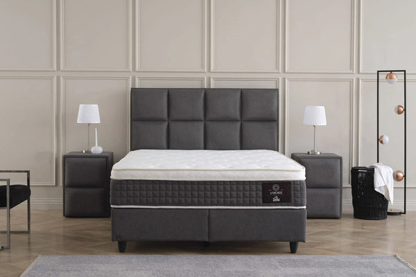 Луксозно тапицирано легло AMORE с матрак в стилна спалня, с нощни шкафчета