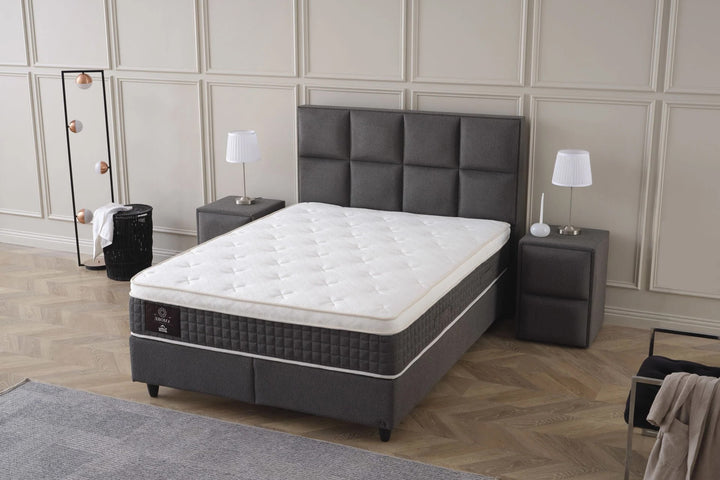 Луксозно тапицирано легло AMORE с матрак, стилен дизайн и удобни нощни шкафчета.