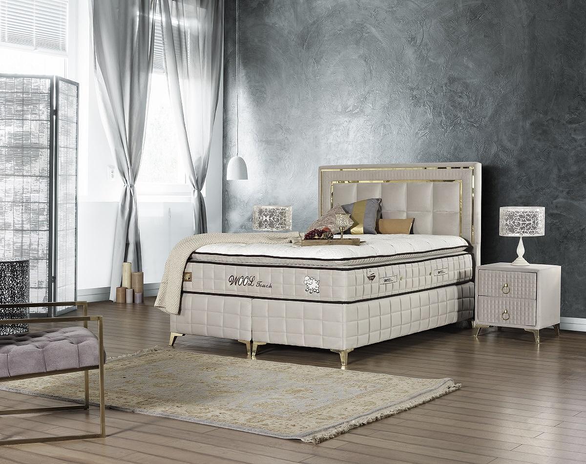 Тапицирано